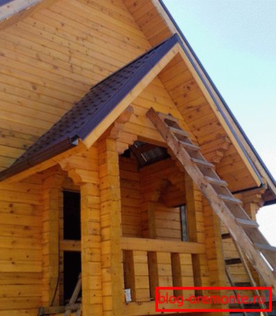 Různé typy dřeva umožňují kombinovat několik typů vnější fasády Různé typy dřeva umožňují kombinovat několik typů vnější fasády