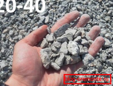 Velikost frakce drceného kamene je 20-40 mm.