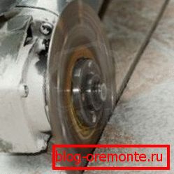 Řezání betonu podél zamýšlené linky Řezání betonu podél zamýšlené linky