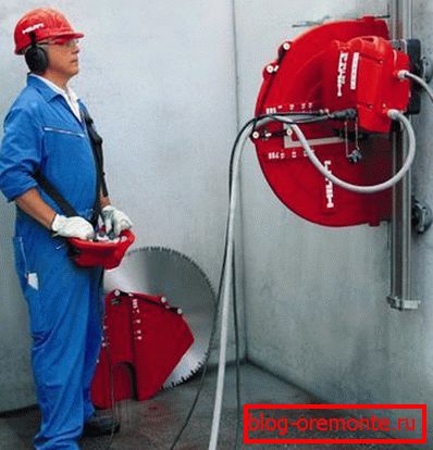 Řezání betonové stěny diamantovým kotoučem Řezání betonové stěny diamantovým kotoučem
