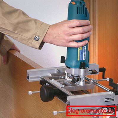DIY opravy dveří s ručním směrovačem DIY opravy dveří s ručním směrovačem