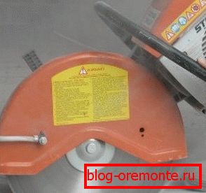 Řezání železobetonu s diamantovými kruhy při demontáži podlahy Řezání železobetonu s diamantovými kruhy při demontáži podlahy