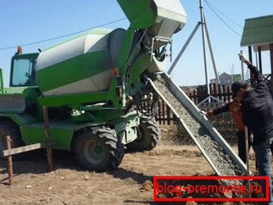 Samojízdný betonový míchač při vykládce Samojízdný betonový míchač při vykládce