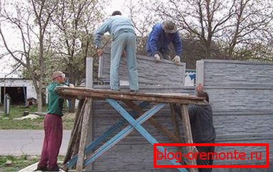 Samostatná montáž betonových panelů s asistenty Samostatná montáž betonových panelů s asistenty