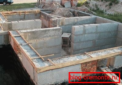 Prefabrikovaná betonová základna je okamžitě a podzemní stěny Prefabrikovaná betonová základna je okamžitě a podzemní stěny