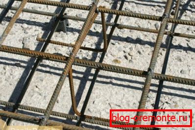 Předpokládá se, že při vytváření základů nebo podlahových desek je nejlepší spojovat všechny kovové prvky v betonu s ocelovým drátem spíše než svařováním, protože to dává výrobku určitou pohyblivost a flexibilitu. Předpokládá se, že při vytváření základů nebo podlahových desek je nejlepší spojovat všechny kovové prvky v betonu s ocelovým drátem spíše než svařováním, protože to dává výrobku určitou pohyblivost a flexibilitu.