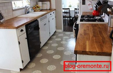 Šedé linoleum v kuchyni