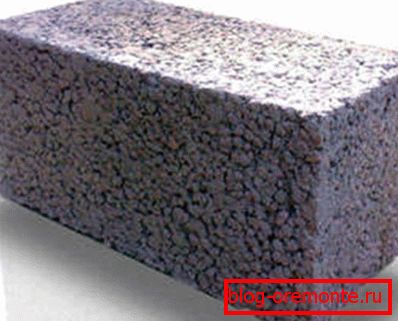 Bloky z betonového kamene mají vysoké provozní vlastnosti Bloky z betonového kamene mají vysoké provozní vlastnosti