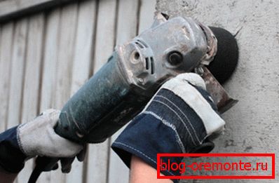 Broušení betonu s diamantovým kolečkem. Broušení betonu s diamantovým kolečkem.
