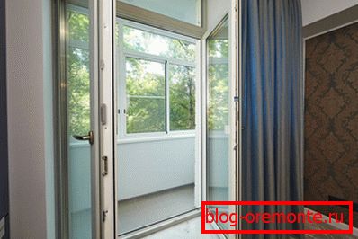Dveře Shtulpovaya vedoucí na balkon Dveře Shtulpovaya vedoucí na balkon