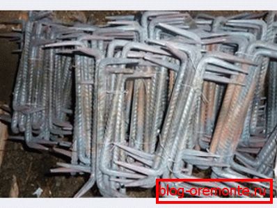Konzoly pro upevňovací prvky materiálu mohou být vyrobeny nezávisle na výztuhách Konzoly pro upevňovací prvky materiálu mohou být vyrobeny nezávisle na výztuhách
