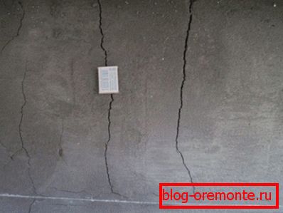 Špatná tažnost cementového povlaku vede k trhlinám Špatná tažnost cementového povlaku vede k trhlinám