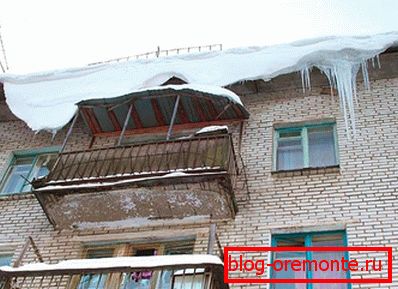 Icicles a sníh na střeše