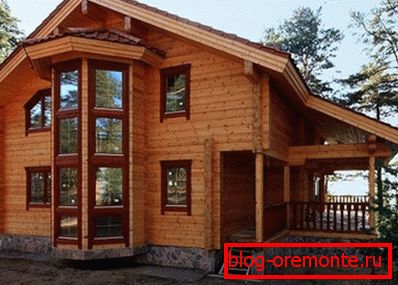 Moderní dvoupatrový dům z dřeva Moderní dvoupatrový dům z dřeva