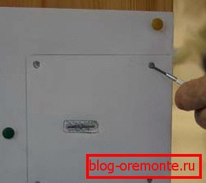 Označení otvorů vyměňte zámek v dřevěných dveřích