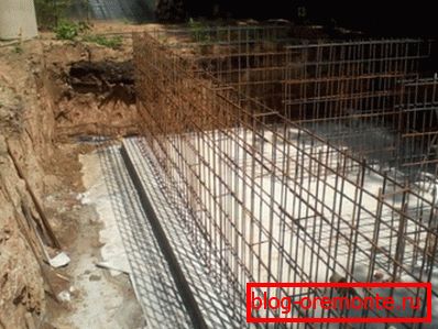 Ocelová konstrukce budoucí betonové zdi Ocelová konstrukce budoucí betonové zdi