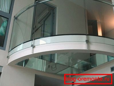 Skleněná podlaha na balkoně