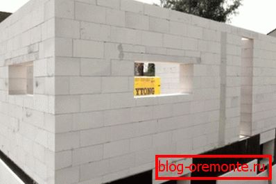 Stěna postavená lepidlem Stěna postavená lepidlem