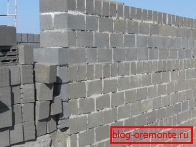 Stěna postavená z hliněného betonu Stěna postavená z hliněného betonu