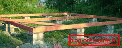 Stojan na sloup s dřevěným grilem Stojan na sloup s dřevěným grilem