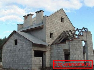 Budovy z bloků se nemohou pochlubit originálním dobrým vzhledem, ale pro jeho následnou výzdobu existuje množství materiálů Budovy z bloků se nemohou pochlubit originálním dobrým vzhledem, ale pro jeho následnou výzdobu existuje množství materiálů