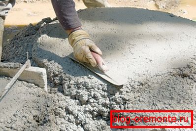 Betonová malta, připravená pro pokládku do bednění. Betonová malta, připravená pro pokládku do bednění.