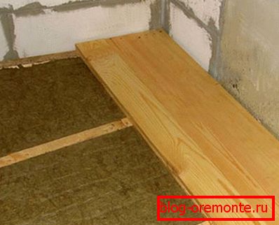 Na horní části cementových dříví, minerální vlny a rašelinové desky Na horní části cementových dříví, minerální vlny a rašelinové desky