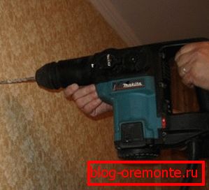 Vrtání betonové stěny děrovačem Vrtání betonové stěny děrovačem