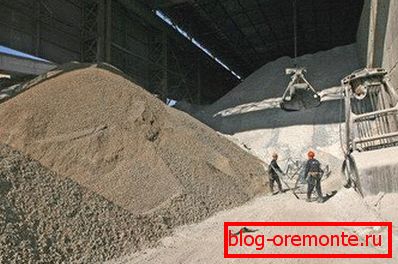 Suroviny pro přípravu betonových roztoků se připravují a skladují ve zvláštních skladovacích zařízeních. Suroviny pro přípravu betonových roztoků se připravují a skladují ve zvláštních skladovacích zařízeních.