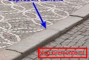 Vypadá to jako instalace obrubníku.