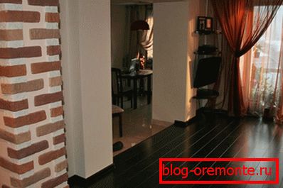 Tmavé laminátové podlahy v obývacím prostoru.