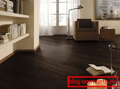Mléčné odstíny interiéru v kombinaci s tmavým laminátem