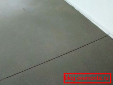 Teplotní spáry v betonovém povrchu