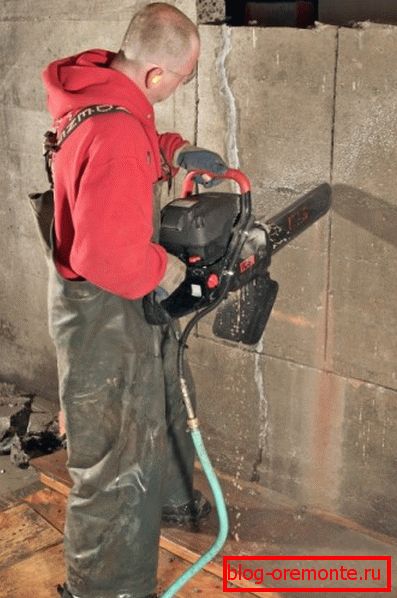 Řetězová pila na beton umožňuje řezání betonových výrobků a monolitických konstrukcí. Řetězová pila na beton umožňuje řezání betonových výrobků a monolitických konstrukcí.