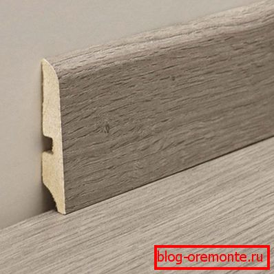 Barva soklu pod laminátem