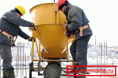 Kalení betonu nastává kvůli chemické interakci jeho součástí. Kalení betonu nastává kvůli chemické interakci jeho součástí.