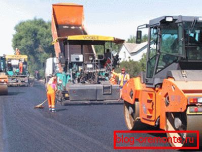 Pokládejte asfalt na základnu Pokládejte asfalt na základnu