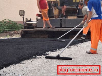 Umístěte asfaltu na slatinný polštář Umístěte asfaltu na slatinný polštář