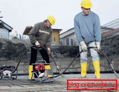 Pokládání betonu bez vibrací je považováno za špatnou kvalitu. Pokládání betonu bez vibrací je považováno za špatnou kvalitu.
