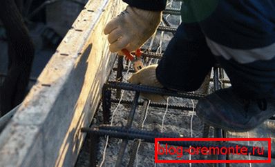 Umístěte topný kabel.