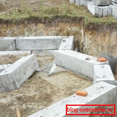 Bloky jsou umístěny tak, aby vertikální spáry neodpovídaly Bloky jsou umístěny tak, aby vertikální spáry neodpovídaly