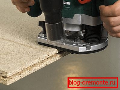 Vytvoření drážky pomocí směrovače montáž vnitřních posuvných dveří