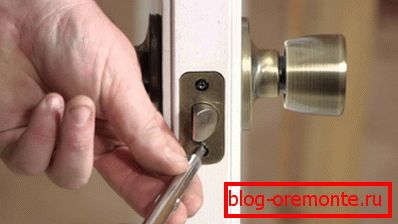 Instalace kliky dveří pomocí západky Instalace kliky dveří pomocí západky
