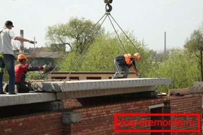 Montáž podlahové desky jeřábem Montáž podlahové desky jeřábem