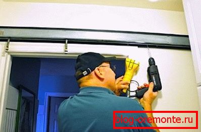 Upevňovací vodítko ke spodní části lišty do-it-yourself instalace posuvných interiérových dveří video