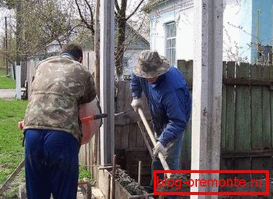 Montáž sloupů s drážkami pro betonové desky Montáž sloupů s drážkami pro betonové desky