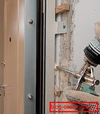 Zarovnání postranních stojanů nainstalujte železné vchodové dveře