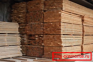 V některých oblastech země je výroba řeziva mnohem lepší než výroba bloků z různých směsí obsahujících cement. V některých oblastech země je výroba řeziva mnohem lepší než výroba bloků z různých směsí obsahujících cement.