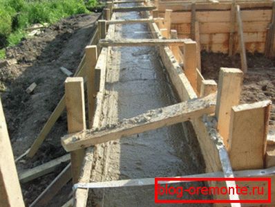 Beton se nalije do připraveného bednění. Beton se nalije do připraveného bednění.