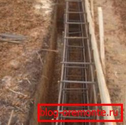 V příkopu položená výztužná klec. Foto V příkopu položená výztužná klec. Foto
